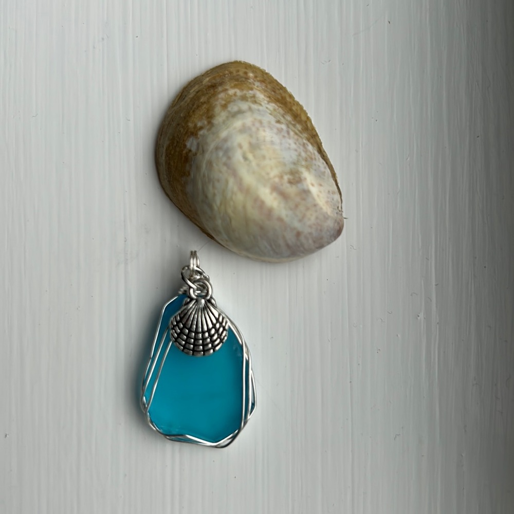 New Handmade Sea glass pendant with a sea shell charm for a necklace/keychain.